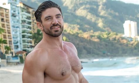 Perpetually Naked Steve Grand Accuses Str8UpGayPorn Of。